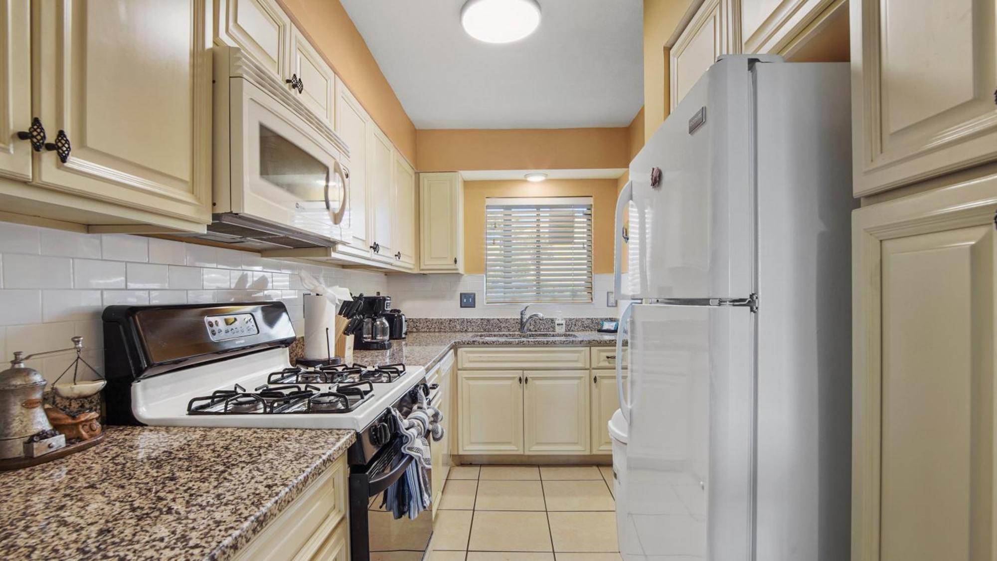 5 Minutes Walk To Beach, Family Friendly With Shared Pool, Tennis Court